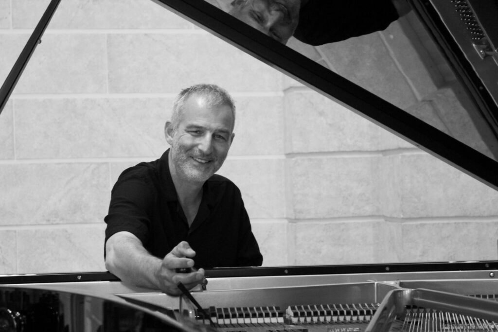 Claude Cavalli, cofondateur et expert en piano à Neuchâtel – L’Atelier du Piano Cavalli & Ramseier
